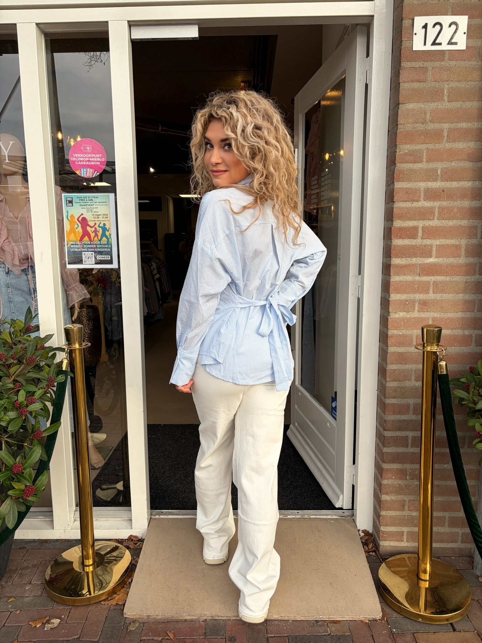 Lichtblauwe dames blouse met witte strepen | Strik op de rug