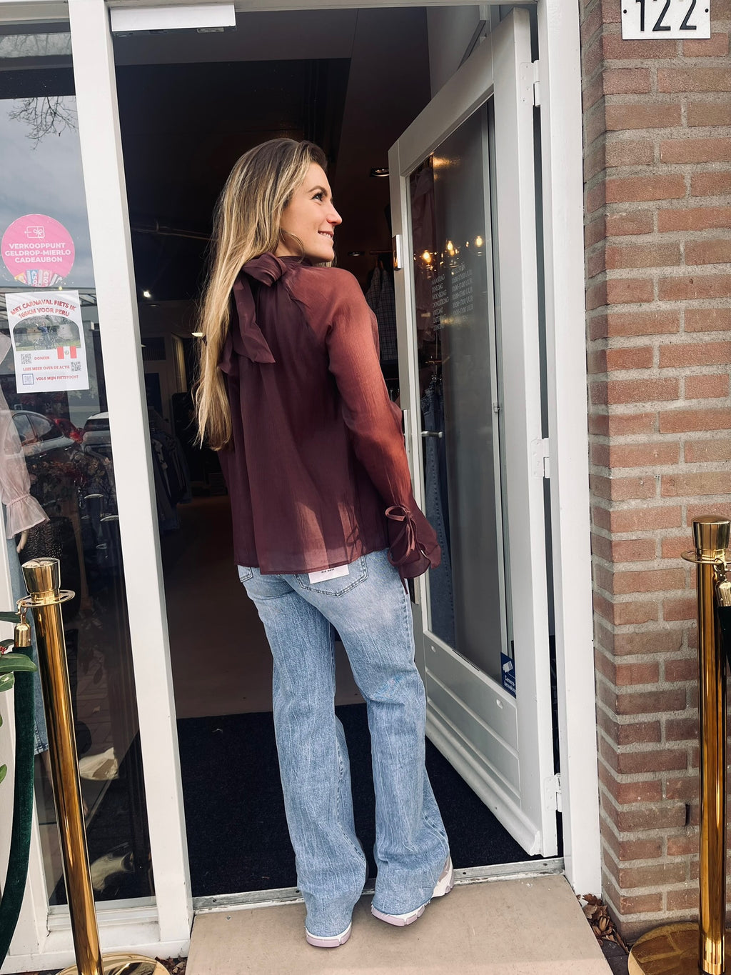 Donkerbruine Chiffon Blouse Dames | Elegante Top met Strikdetail en Ruffle Mouw