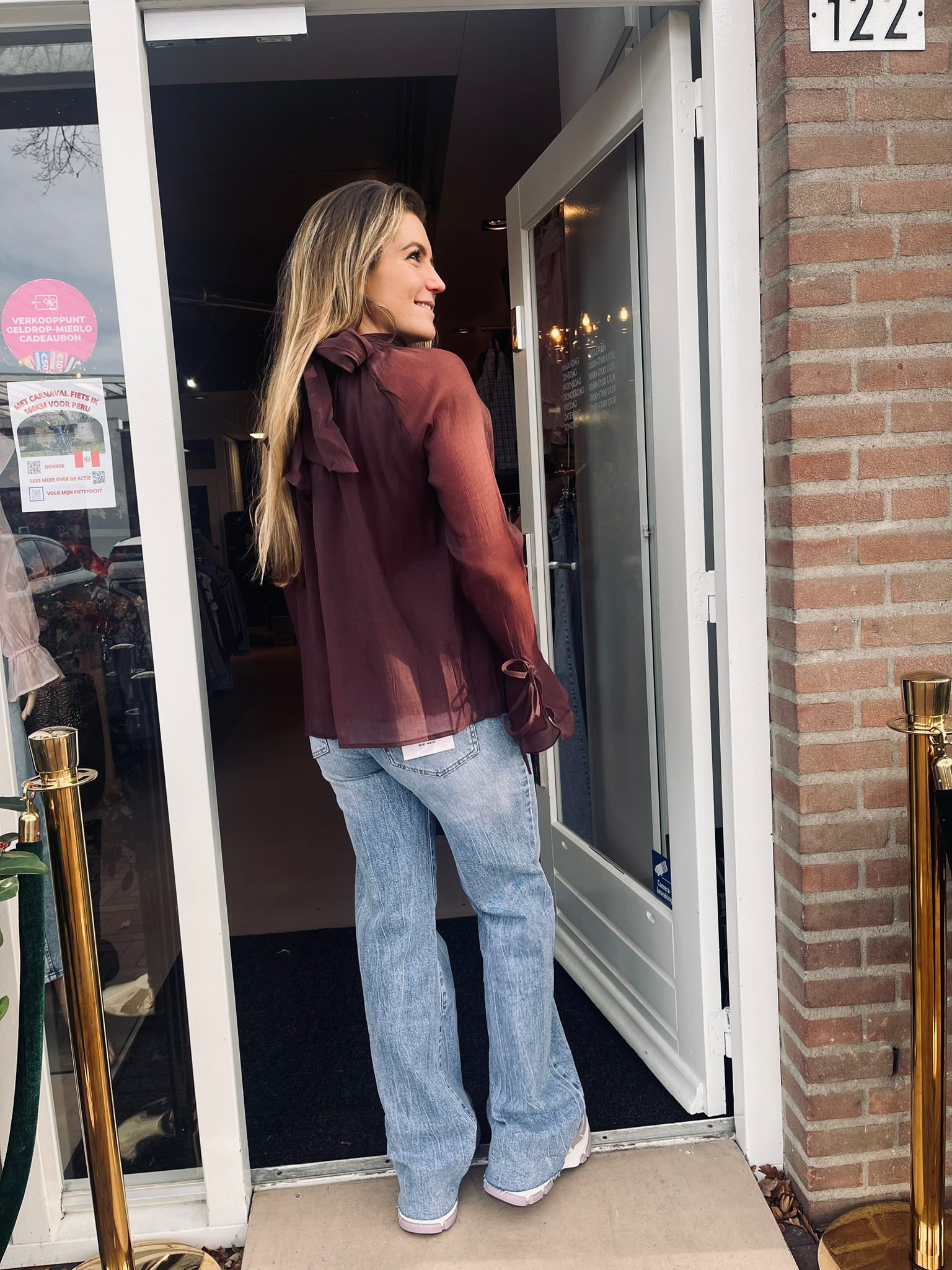 Donkerbruine Chiffon Blouse Dames | Elegante Top met Strikdetail en Ruffle Mouw
