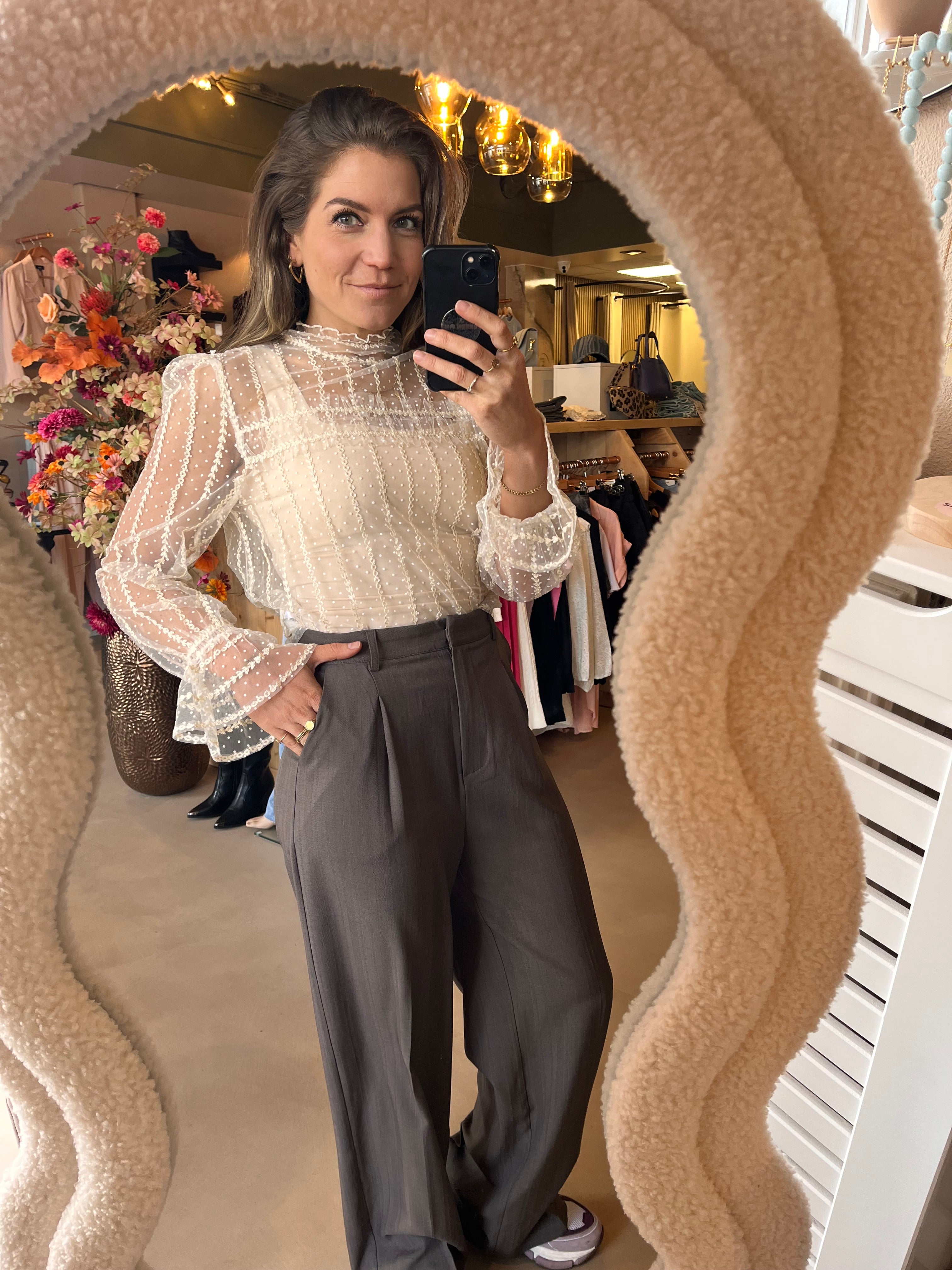 Off White Mesh Top met Kantdetail | Choklate Paris