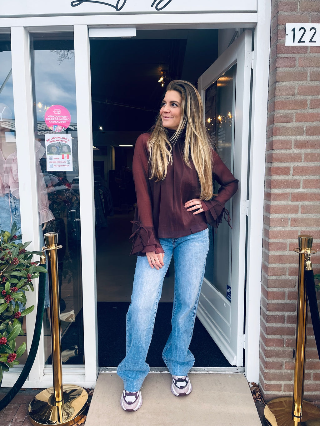 Donkerbruine Chiffon Blouse Dames | Elegante Top met Strikdetail en Ruffle Mouw