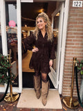 Bruine Structuur Jurk met Ruffle en Knoopsluiting | Elegante Damesjurk