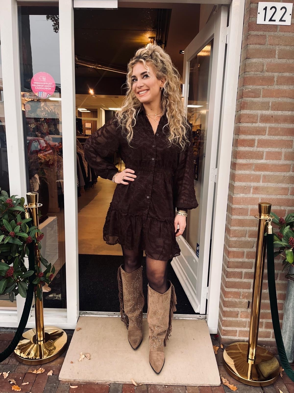 Bruine Structuur Jurk met Ruffle en Knoopsluiting | Elegante Damesjurk