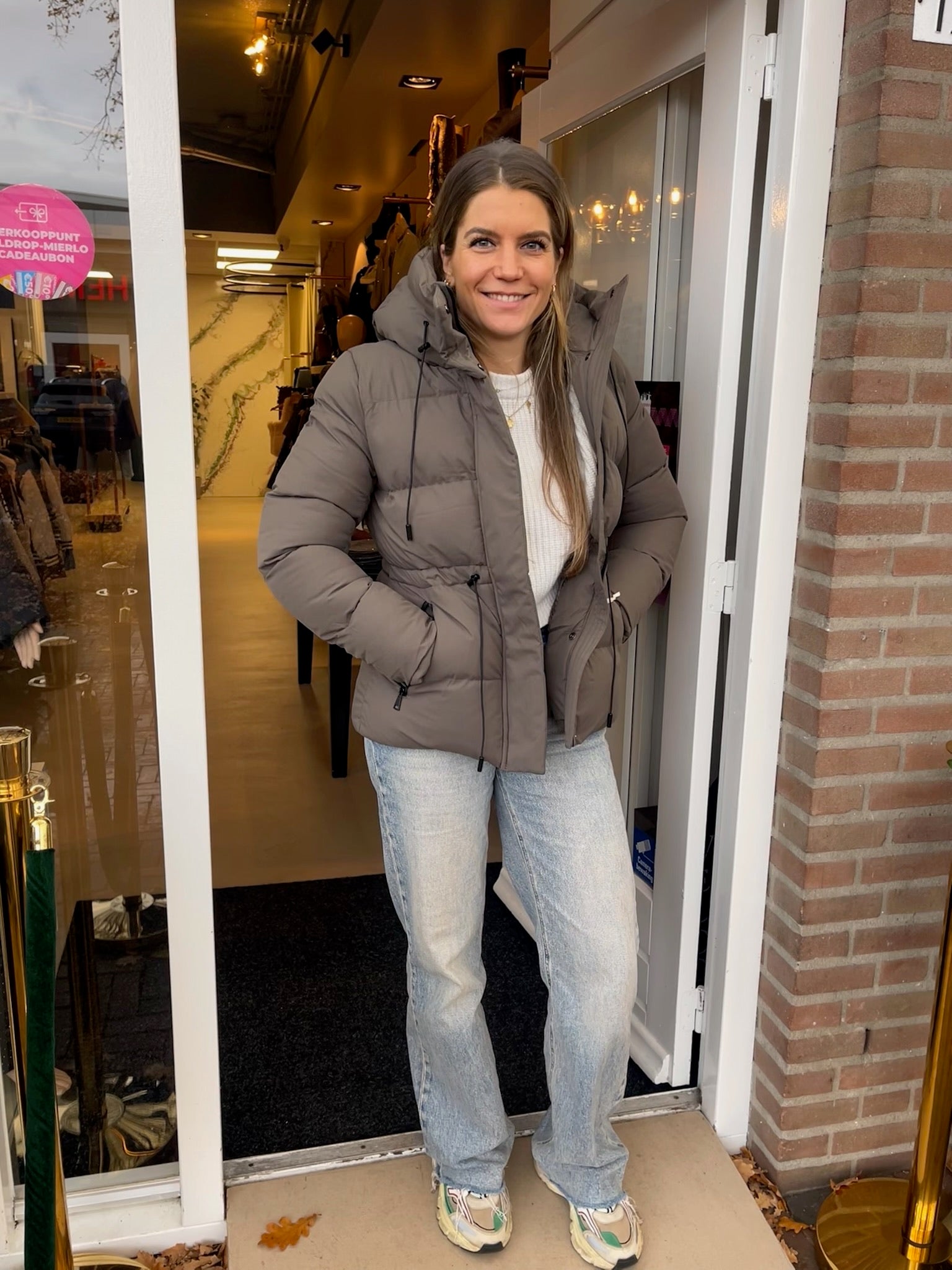 Taupe Gewatteerde Damesjas met Capuchon | Korte Puffer Jas