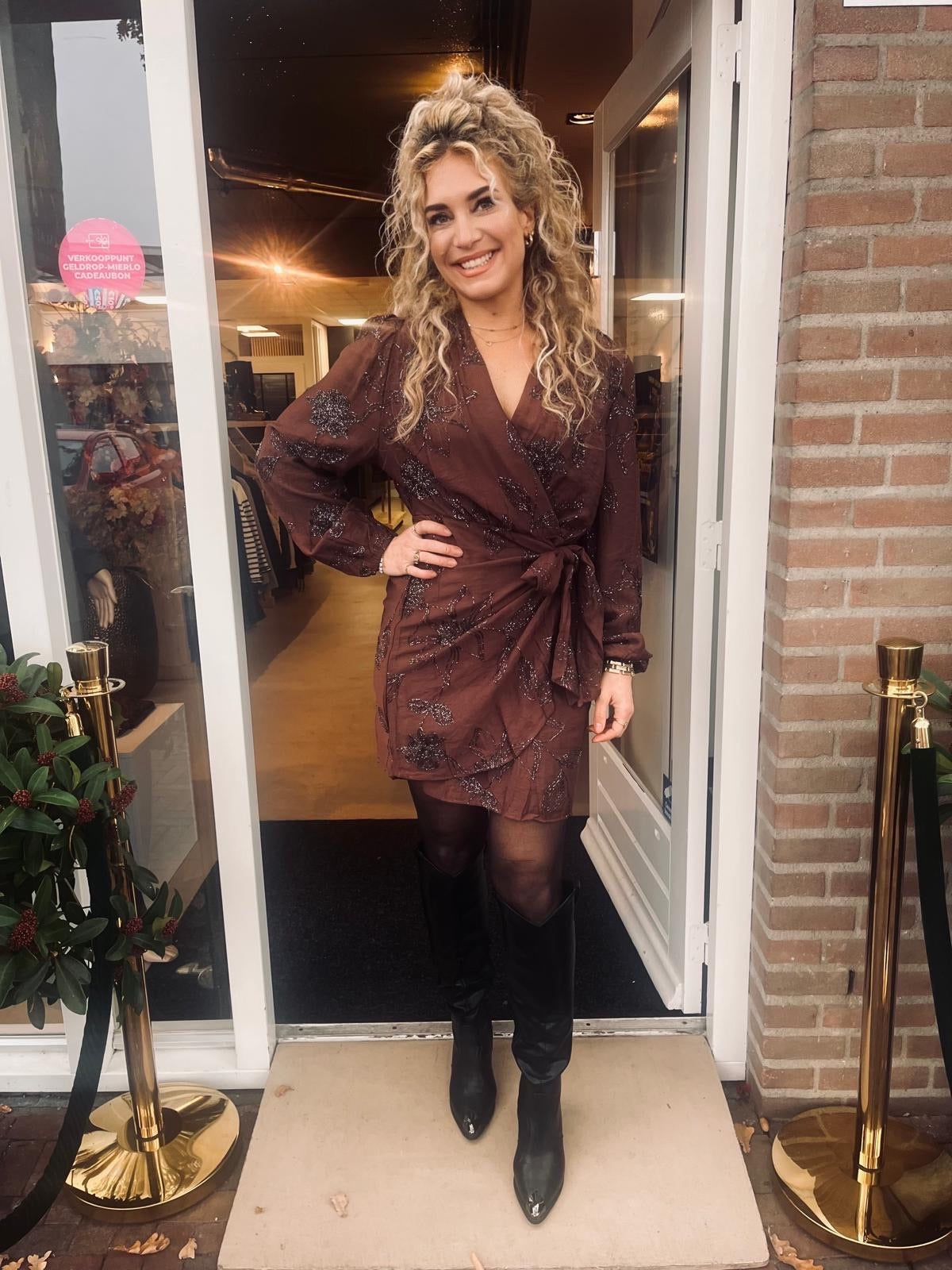 Bruine Wikkeljurk met Glans en Strikdetail | Elegante Feestjurk Dames