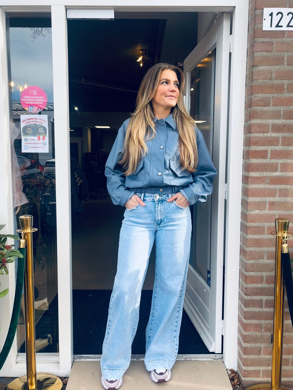 Blauw cropped dames jasje met borstzakken | Trendy kort bomberjack