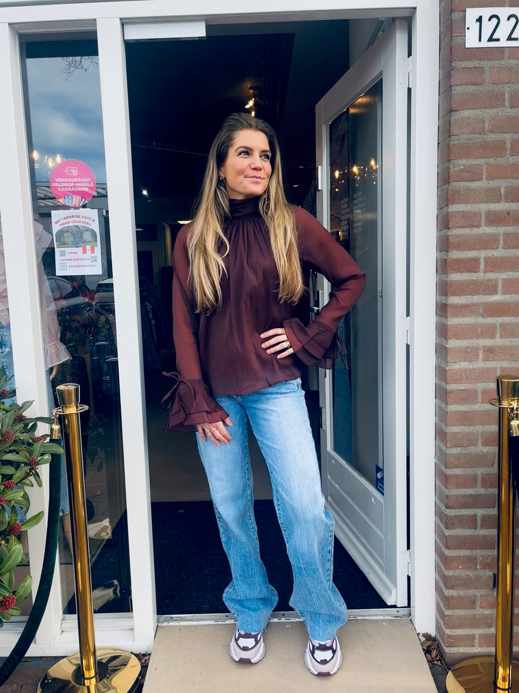 Donkerbruine Chiffon Blouse Dames | Elegante Top met Strikdetail en Ruffle Mouw