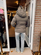 Taupe Gewatteerde Damesjas met Capuchon | Korte Puffer Jas