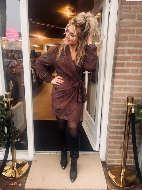 Bruine Wikkeljurk met Glans en Strikdetail | Elegante Feestjurk Dames