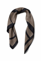 Taupe vierkante sjaaltje met zwarte print | accessoires trend
