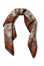 Beige met bruin dames sjaaltje met paisley print | trending satlijnlook scarf