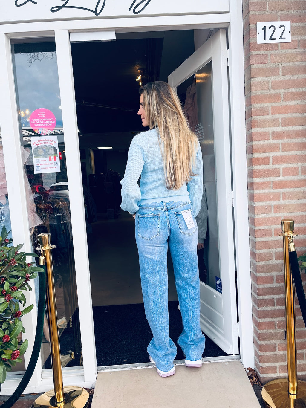 Lichtblauwe Top met Opengewerkte Structuur en Kartelrand