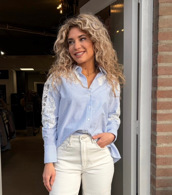 Blauw-wit gestreepte blouse | kanten mouwen