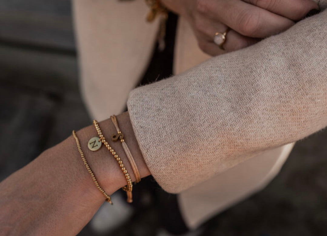 By Shir Armband Kraaltjes Met Letter Goud (Verguld)