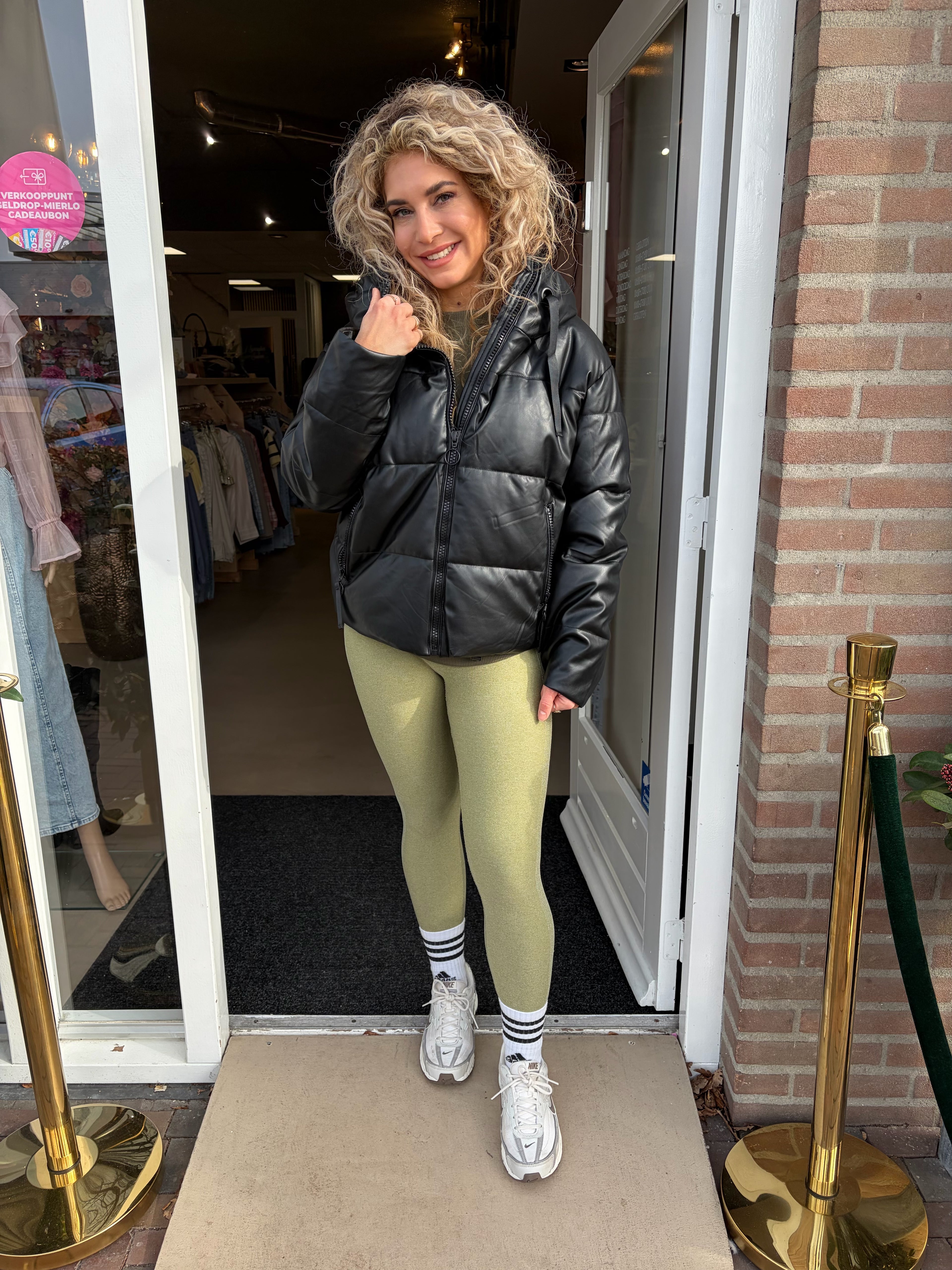 Zwarte Puffer Jas met Capuchon |Trendy Winterjas