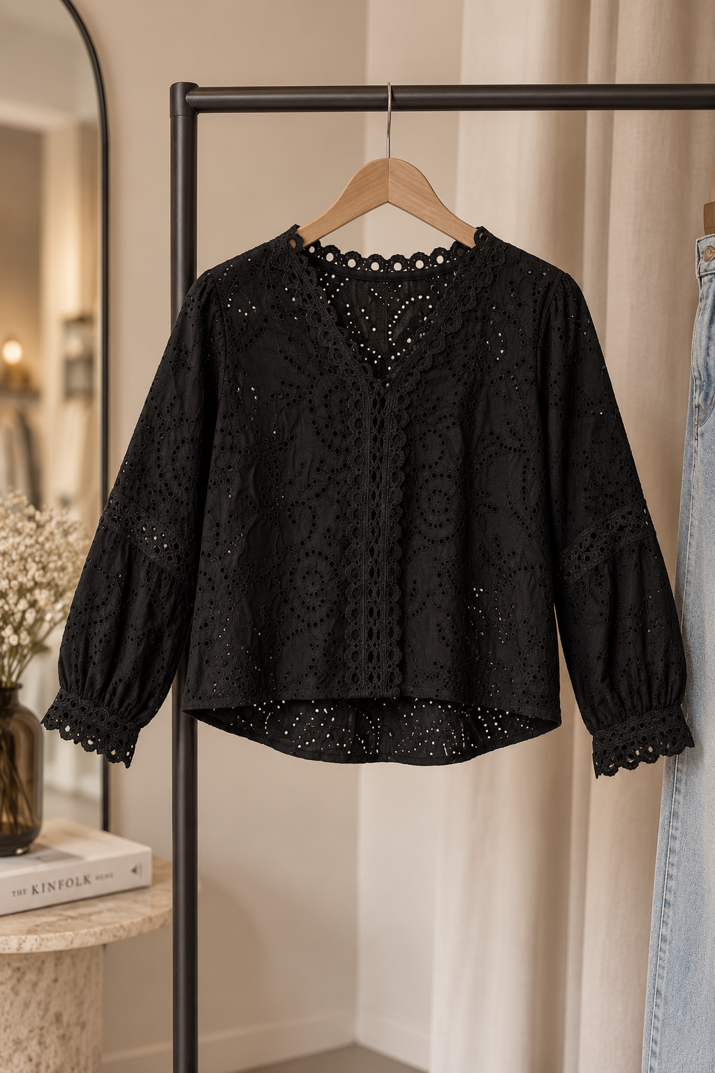 Zwarte Broderie Blouse met V-Hals en Pofmouwen | Choklate