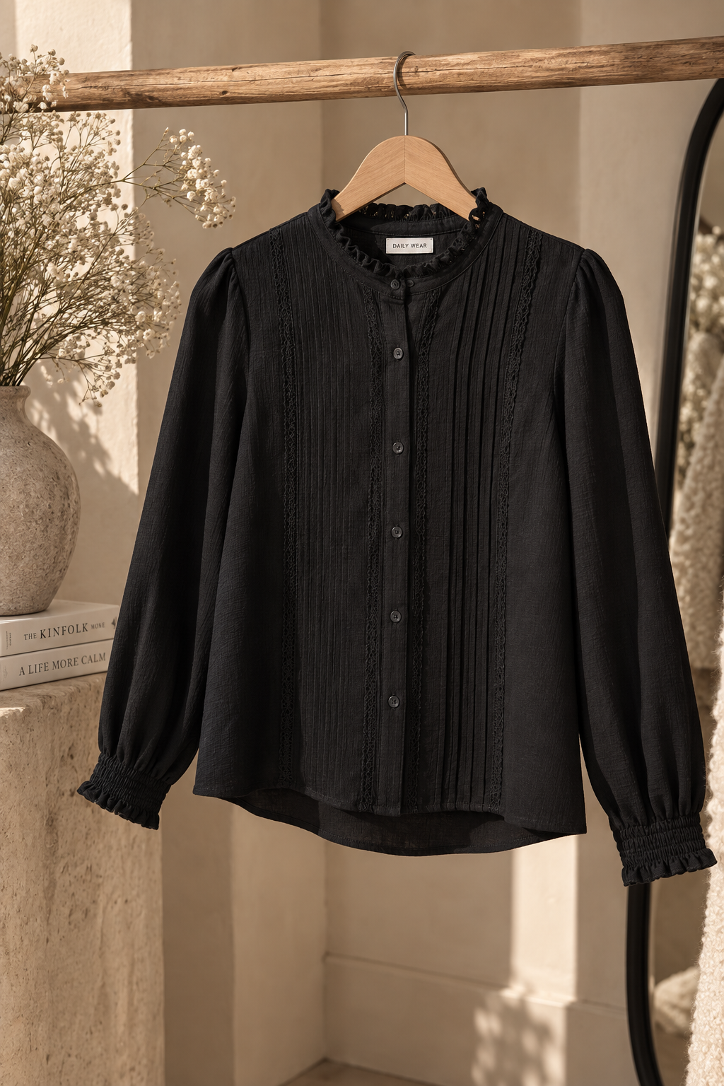 Zwarte blouse met kant details | By Clara