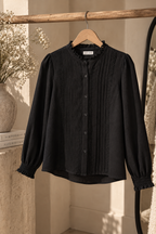 Zwarte blouse met kant details | By Clara